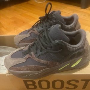 YEEZY MUAVE 700 V1